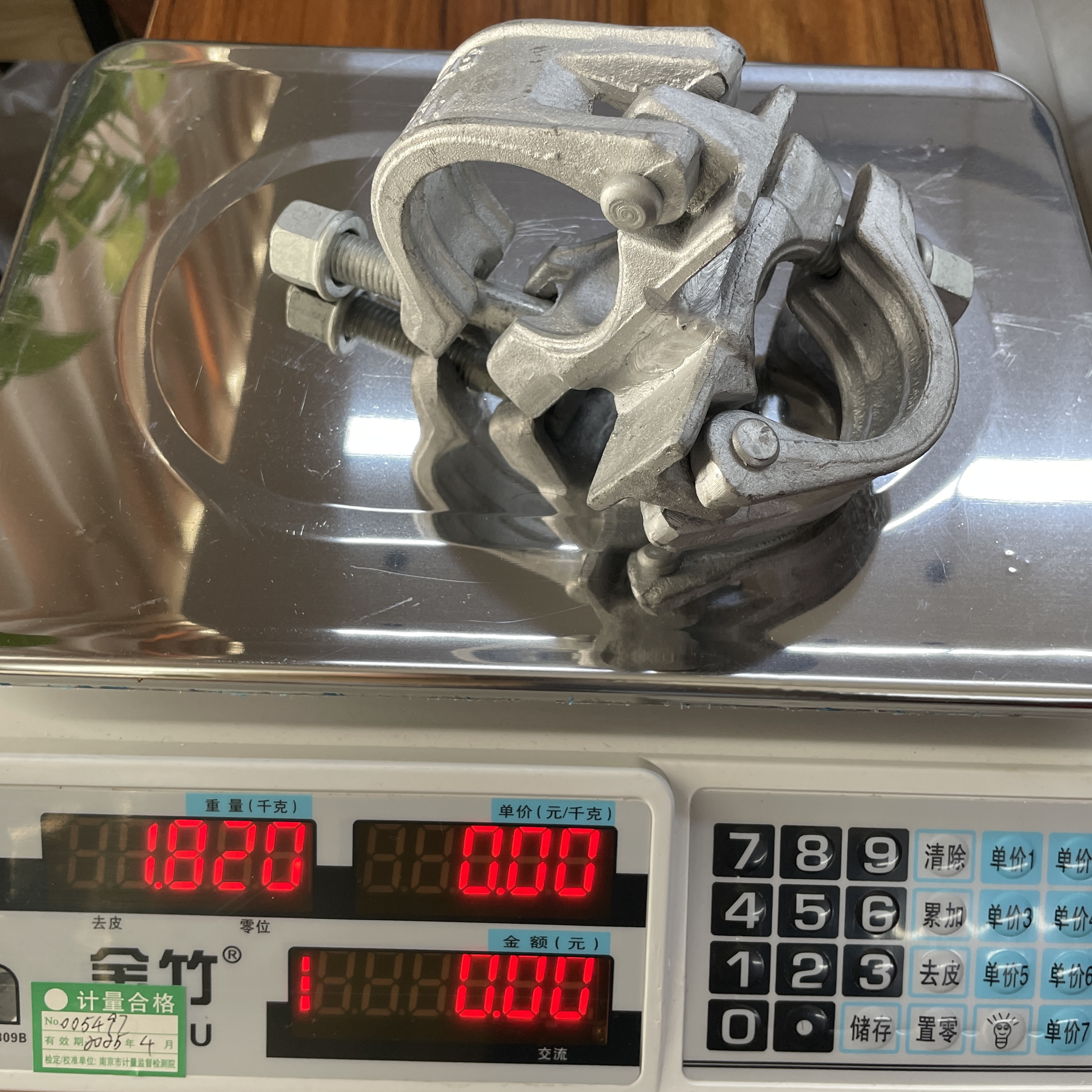 Zacisk w kształcie specjalnego 