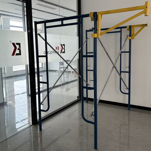 Spacer po rusztowaniu