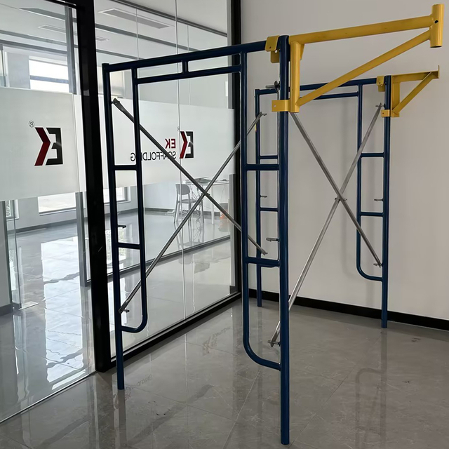 Spacer po rusztowaniu