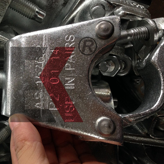 Upuszczony stałym sprzęznikiem rusztowania łącznika