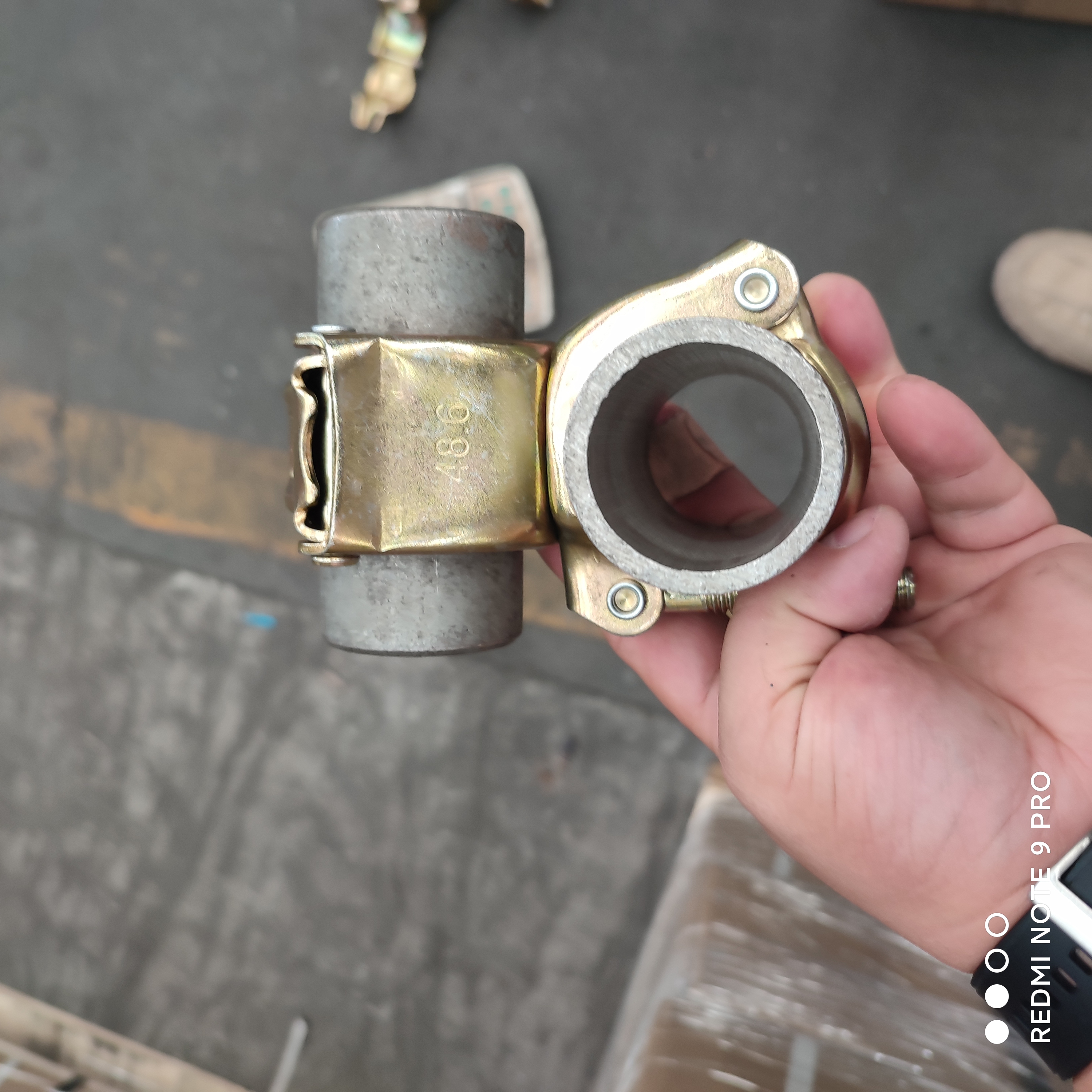 wciskany łącznik obrotowy