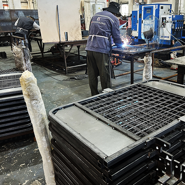 Obrazy produkcyjne z odwracalną bramą dostępową po drabinie 