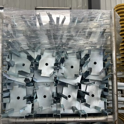 Regulowany podnośnik typu U do rusztowania