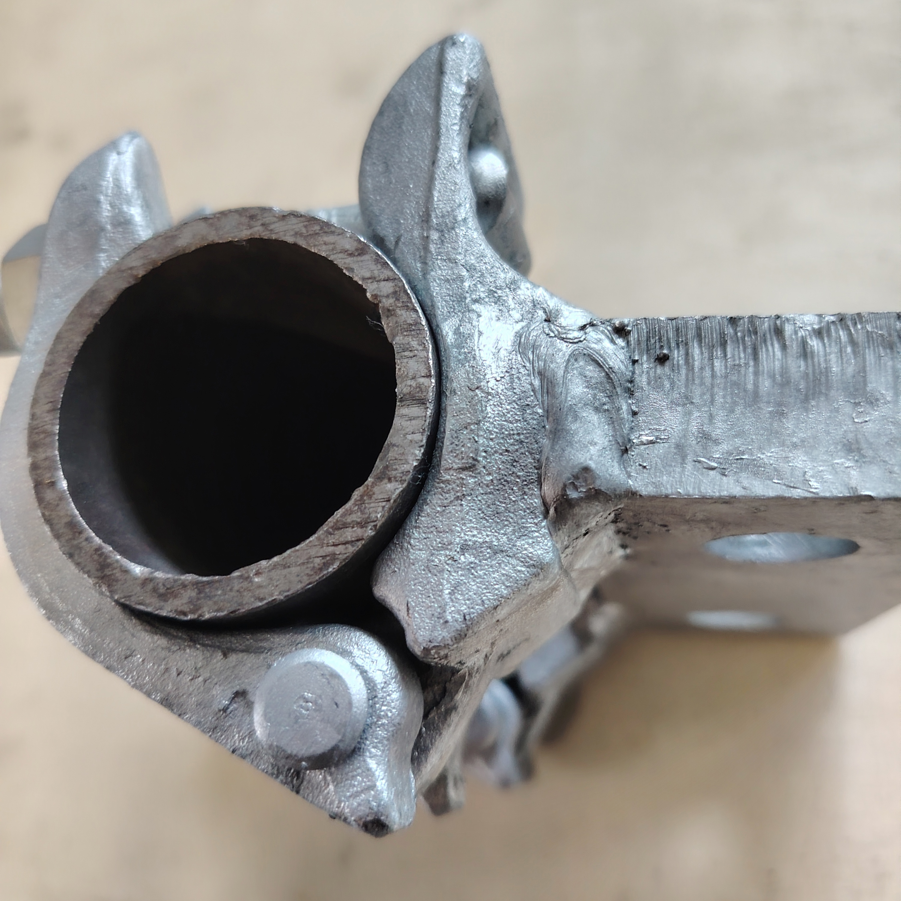 Zacisk do rusztowania wykonany na zamówienie. Specjalny kształt