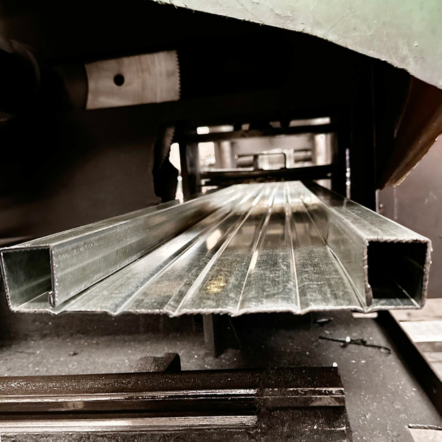 Zamknięta stalowa deska