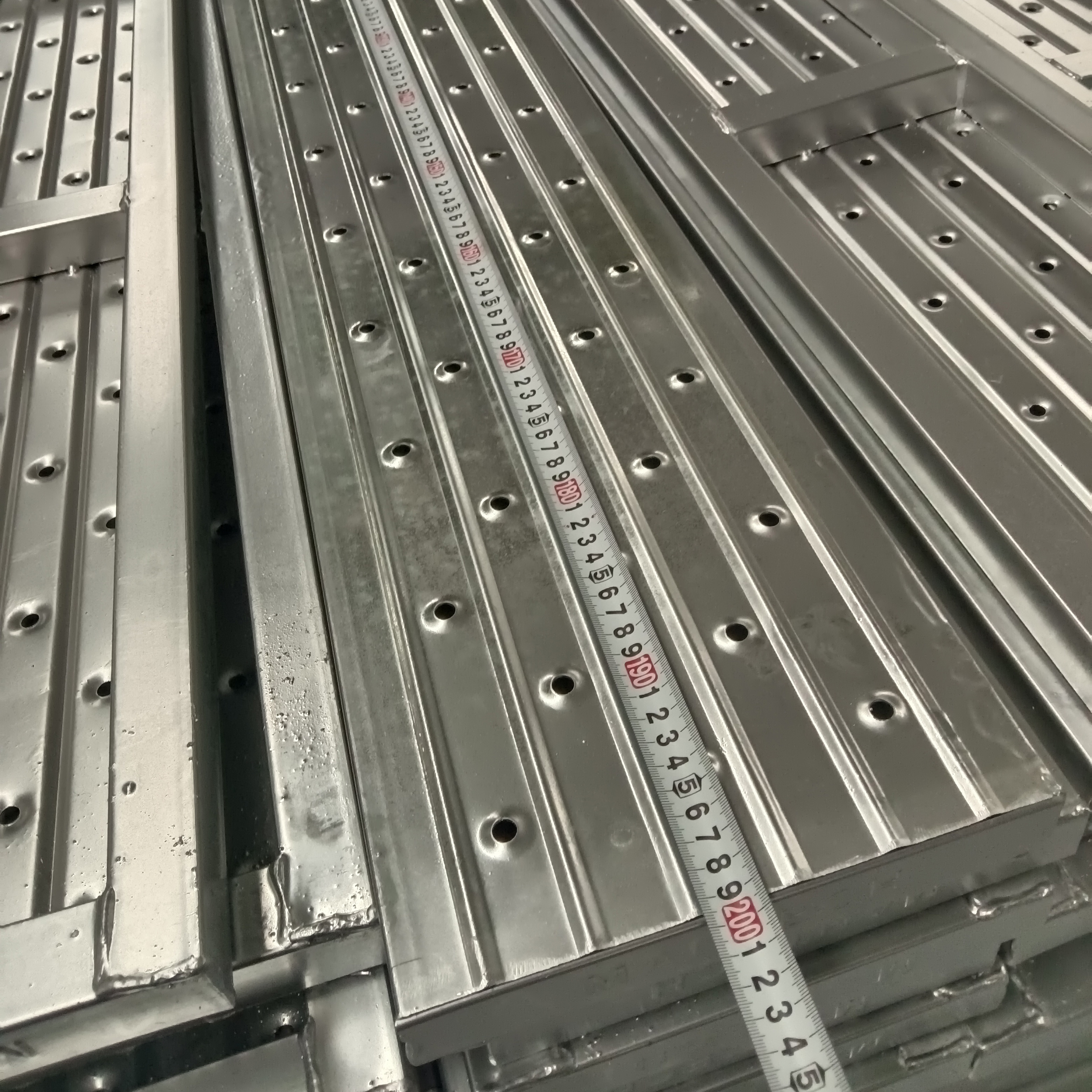 Zamknięta stalowa deska 2,0 m