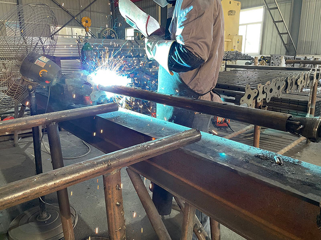 Regulowane słupy shoring spawanie