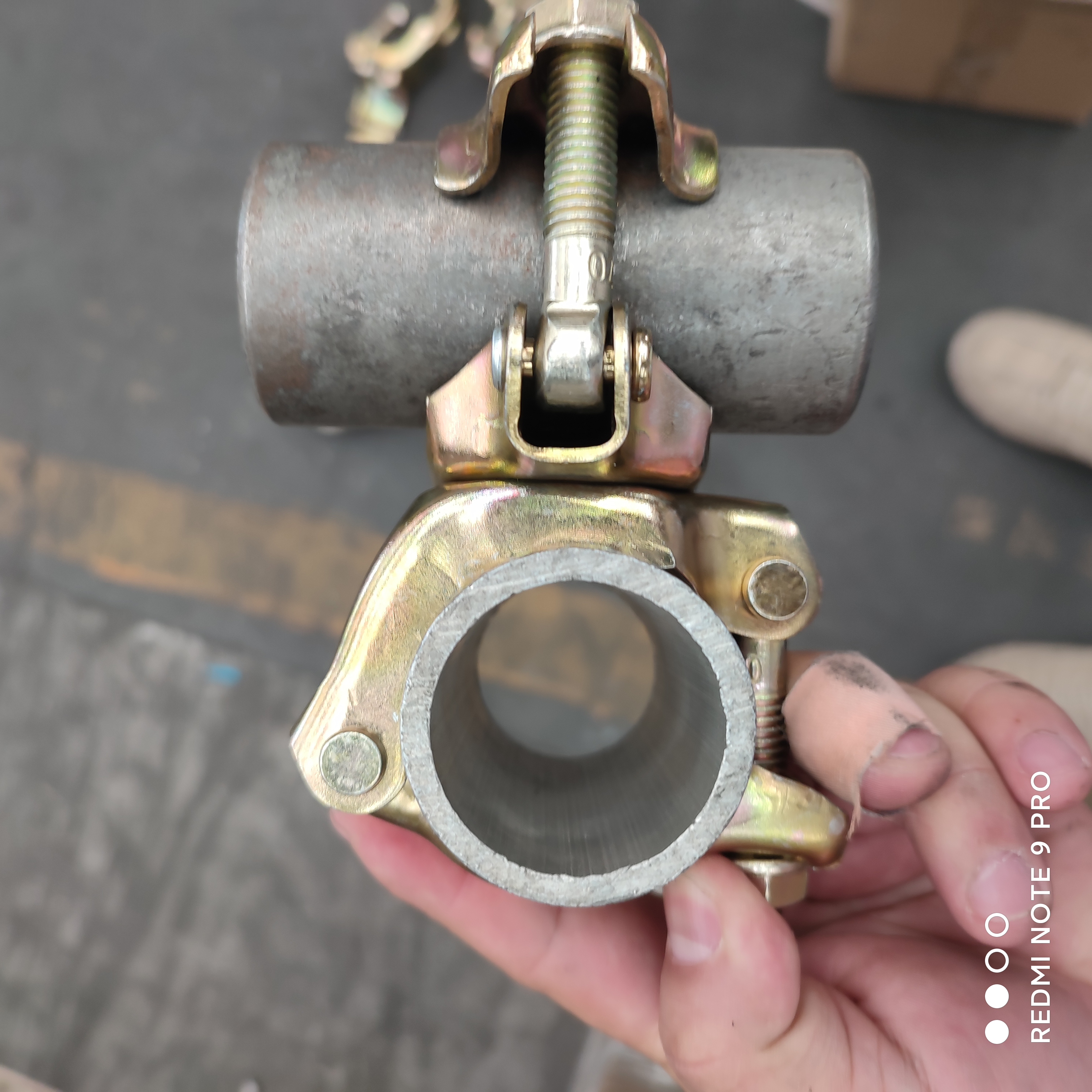 wciskany łącznik obrotowy