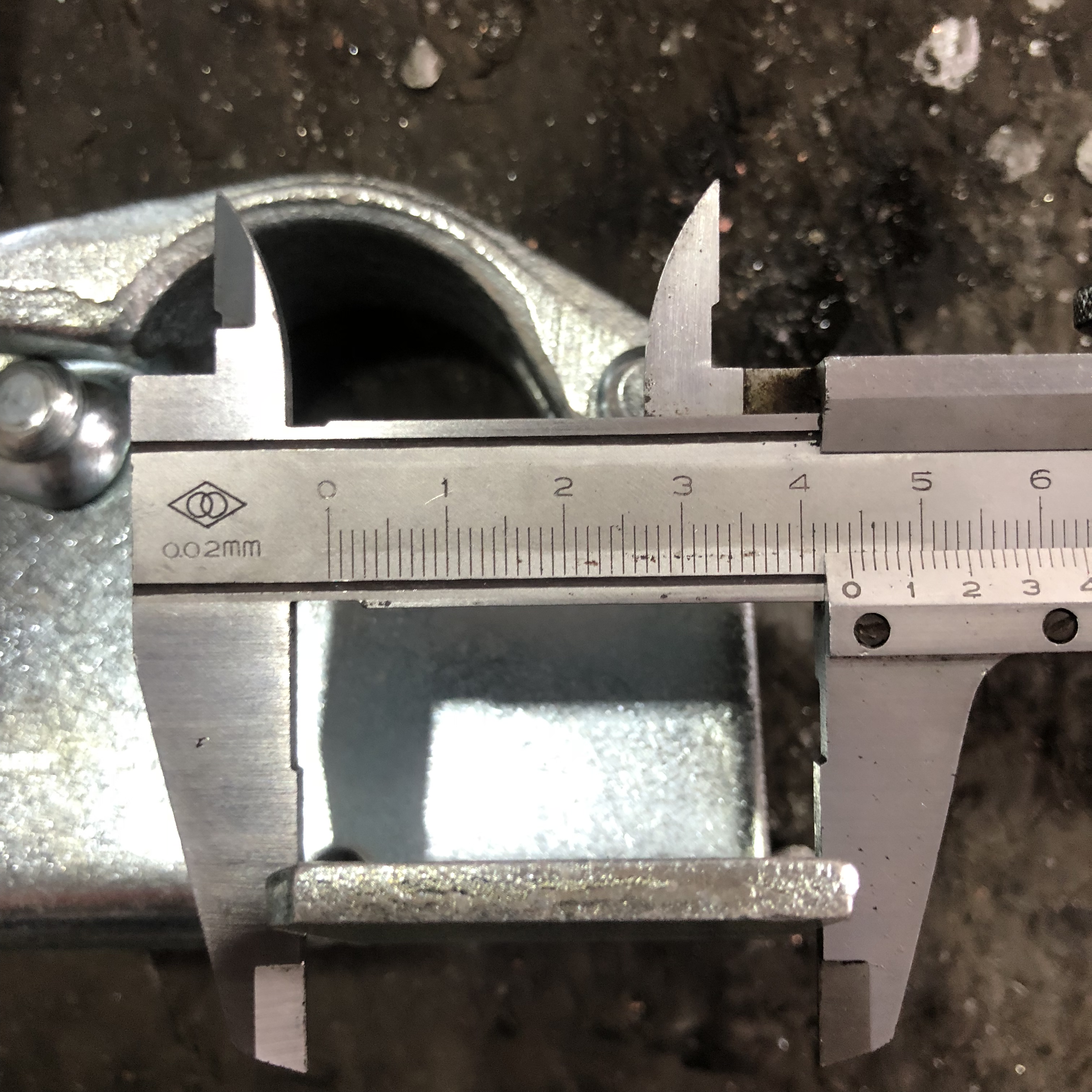 Spadek złącza zatrzymującego płytę