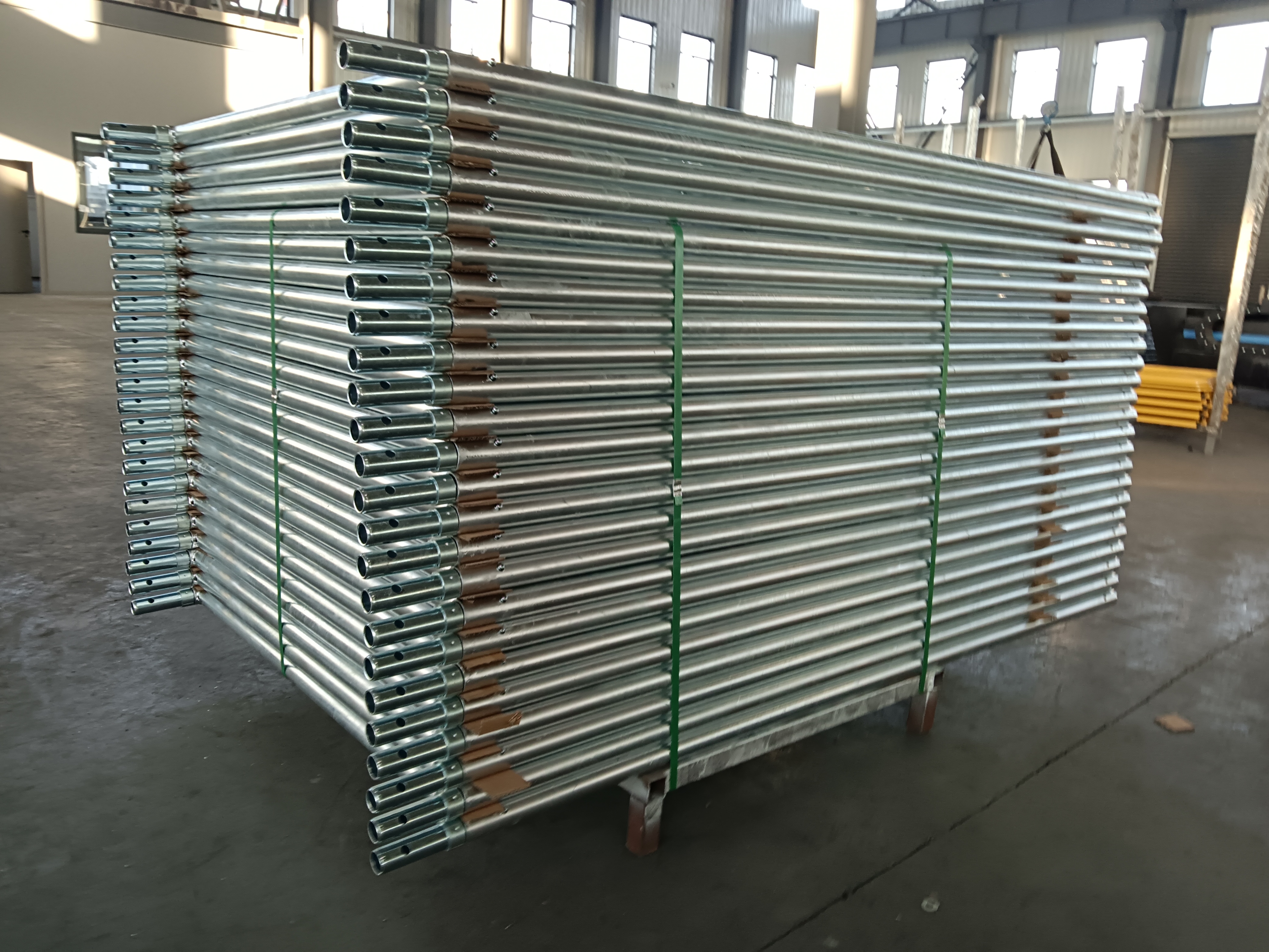 Ocynkowane spacer przez ramę