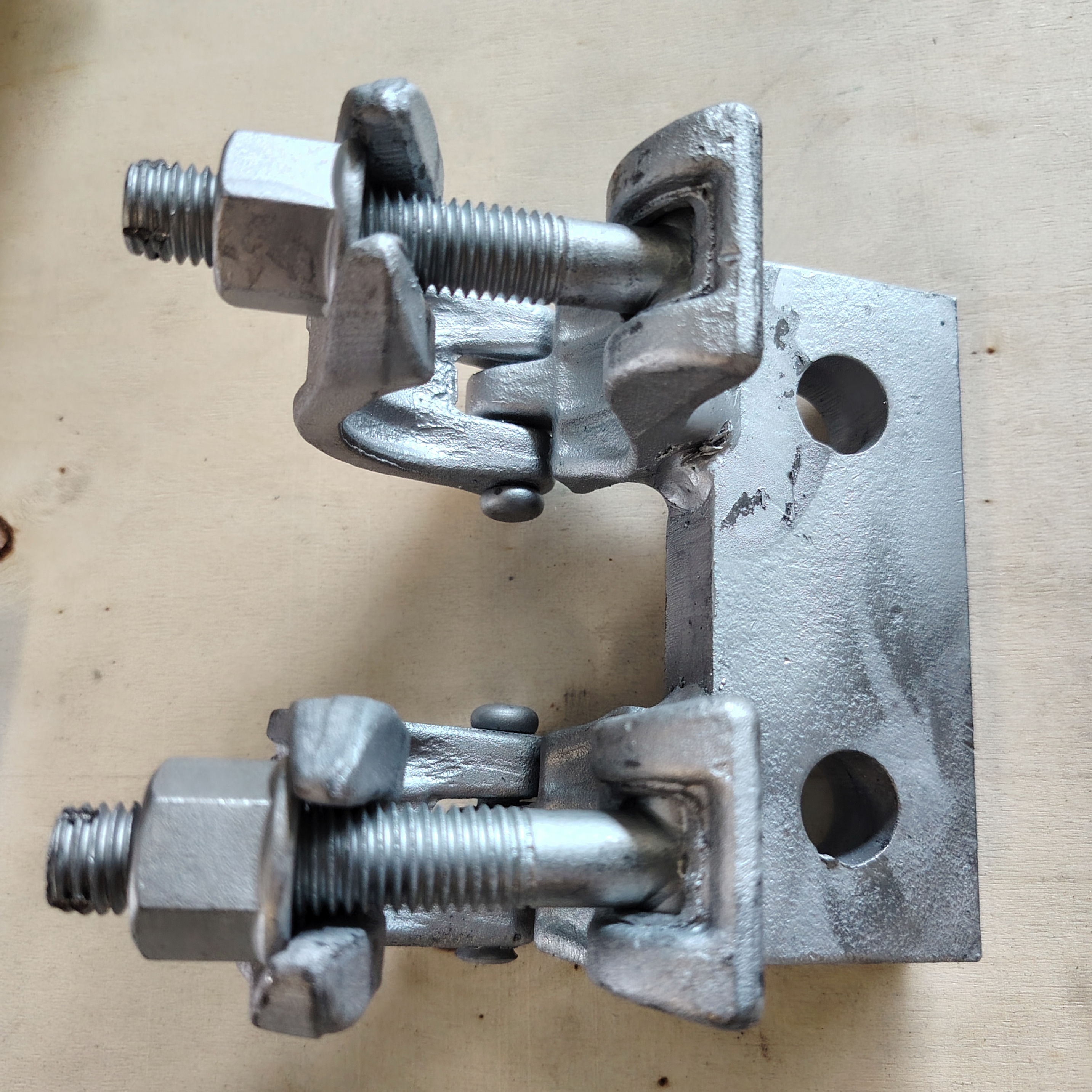 Zacisk do rusztowania wykonany na zamówienie. Specjalny kształt