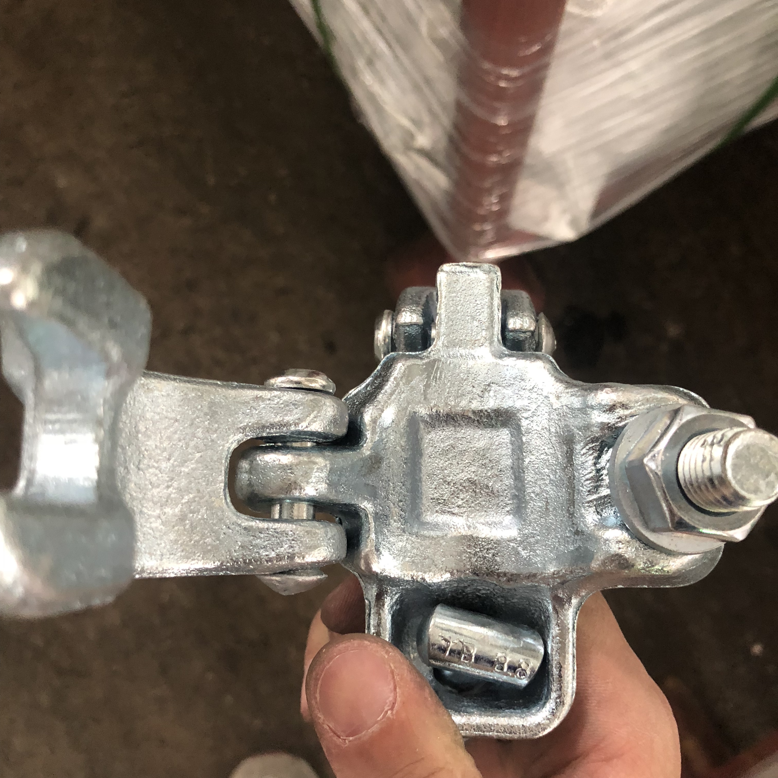 Podw&oacute;jny łącznik kuty matrycowo typu brytyjskiego 