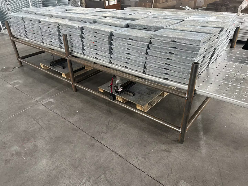 Odkształcenie i przemieszczenie 4-metrowej deski rusztowania zamkniętego pod obciążeniem 5,6 tony.