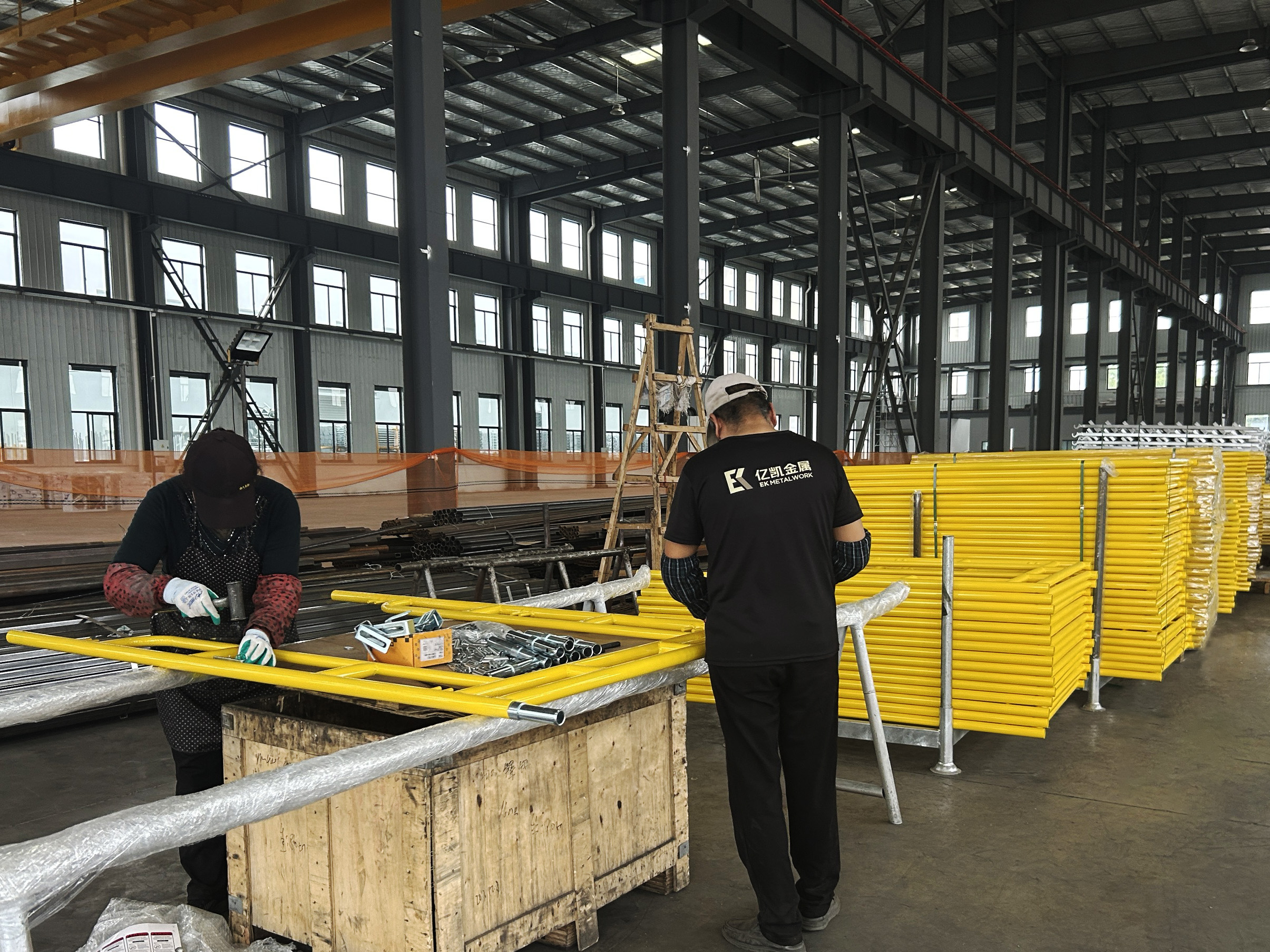 Przejdź przez rusztowanie 