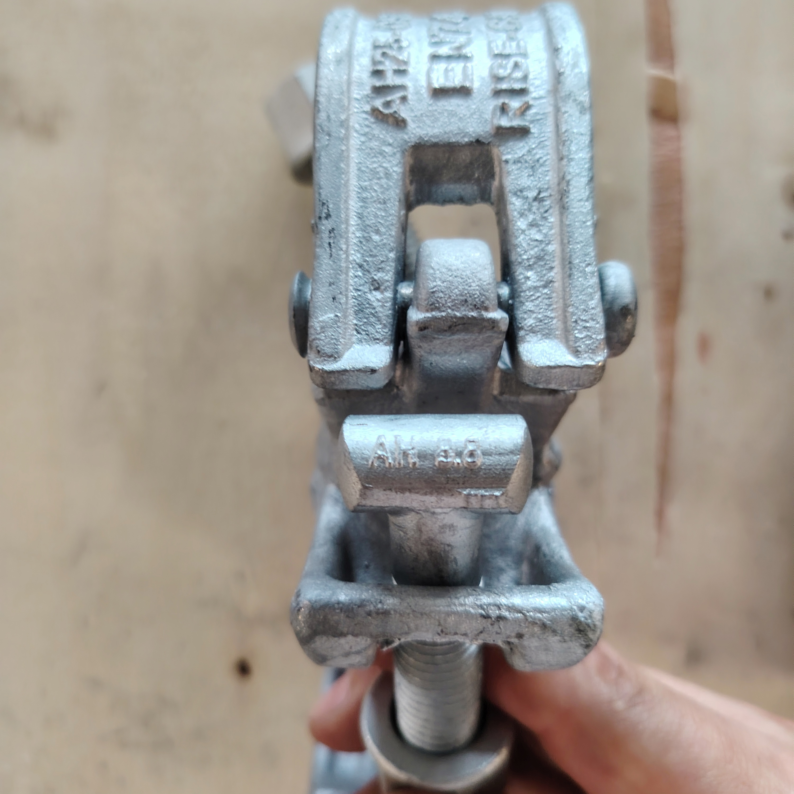 Łącznik dystansowy - Zacisk rusztowy o specjalnym kształcie 74 mm