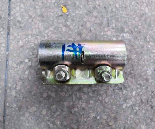 Wciśnięty łącznik rękawy po testie