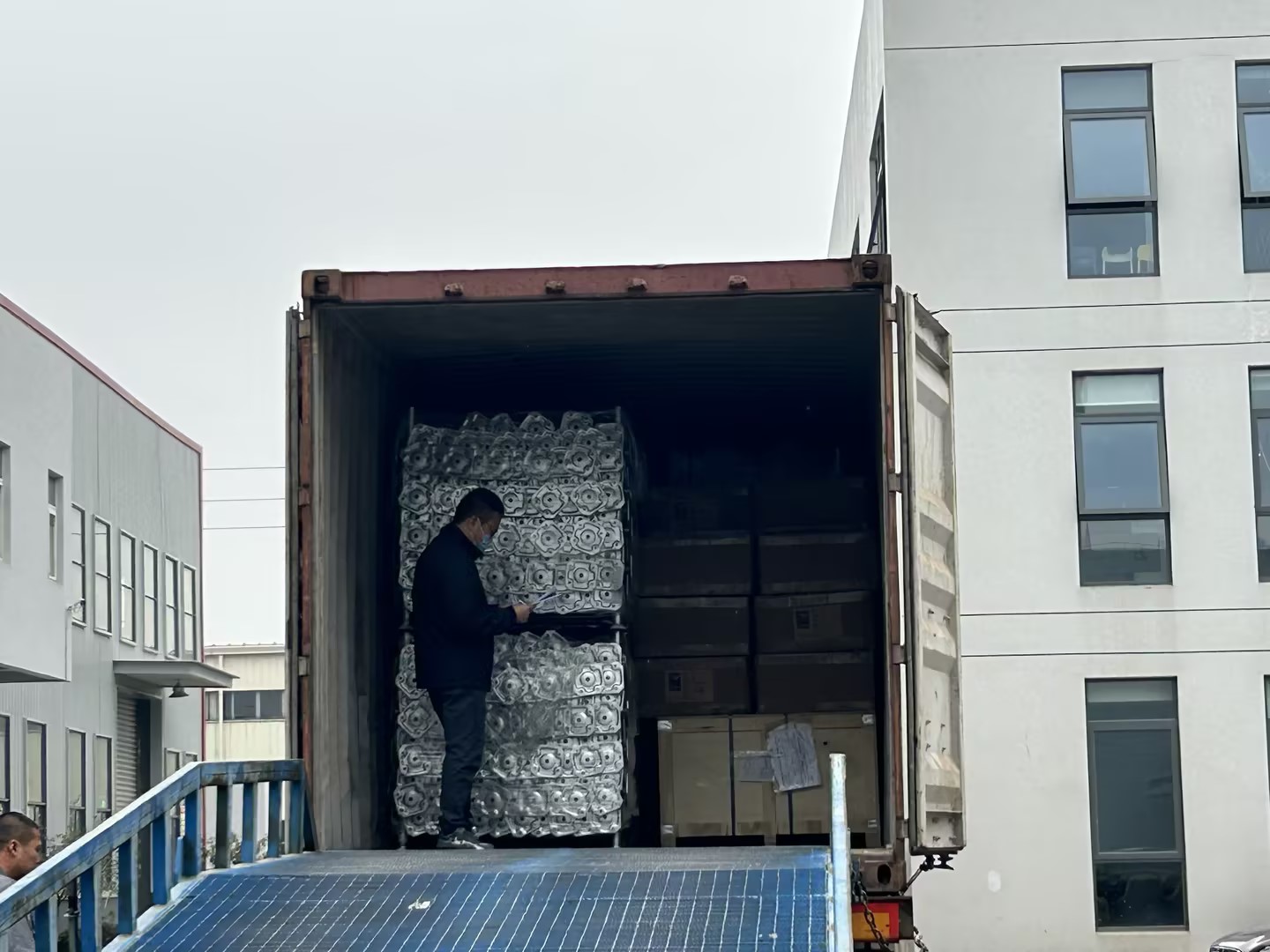 Wysyłka podnośnika podstawowego 