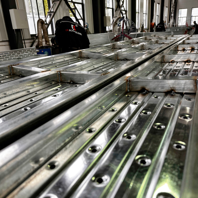 Zamknięta stalowa deska