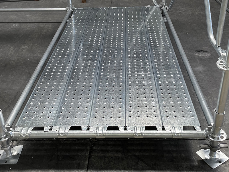 Jakiego rodzaju deski rusztowania są stosowane w systemie rusztowań?