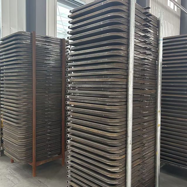 Obrazy produkcyjne z odwracalną bramą dostępową po drabinie