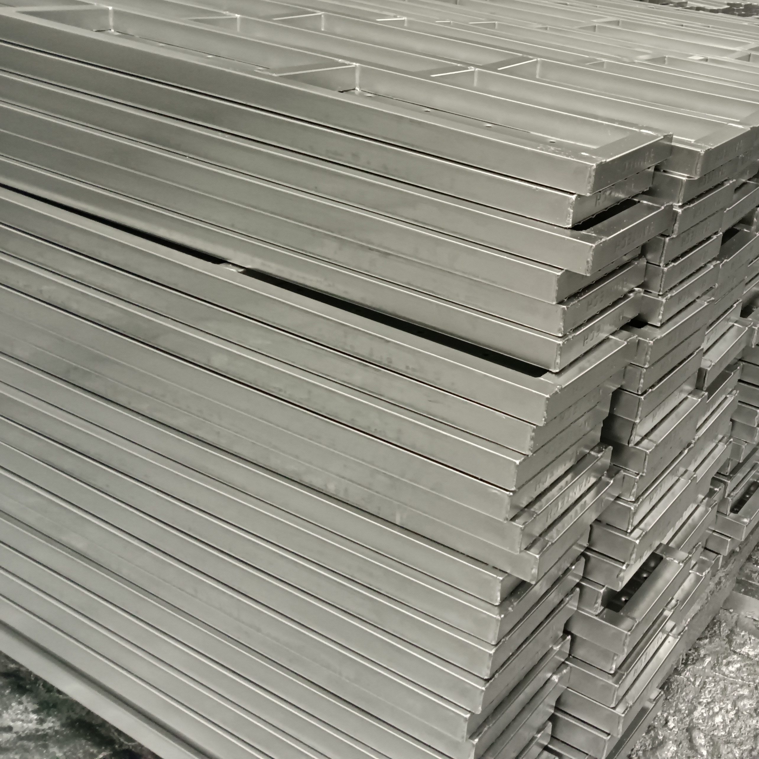 2,0 m Zamknięta stalowa deska 