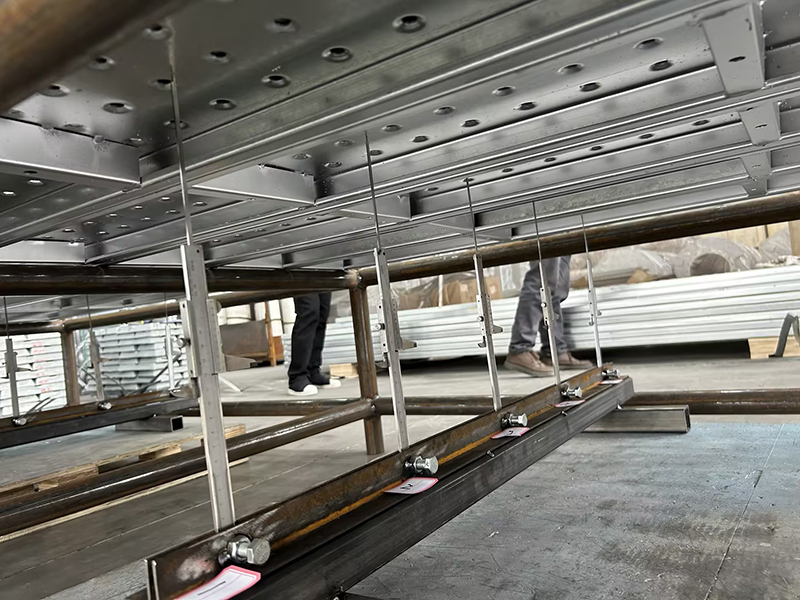 Odkształcenie i przemieszczenie 4-metrowej deski rusztowania zamkniętego pod obciążeniem 5,6 tony.