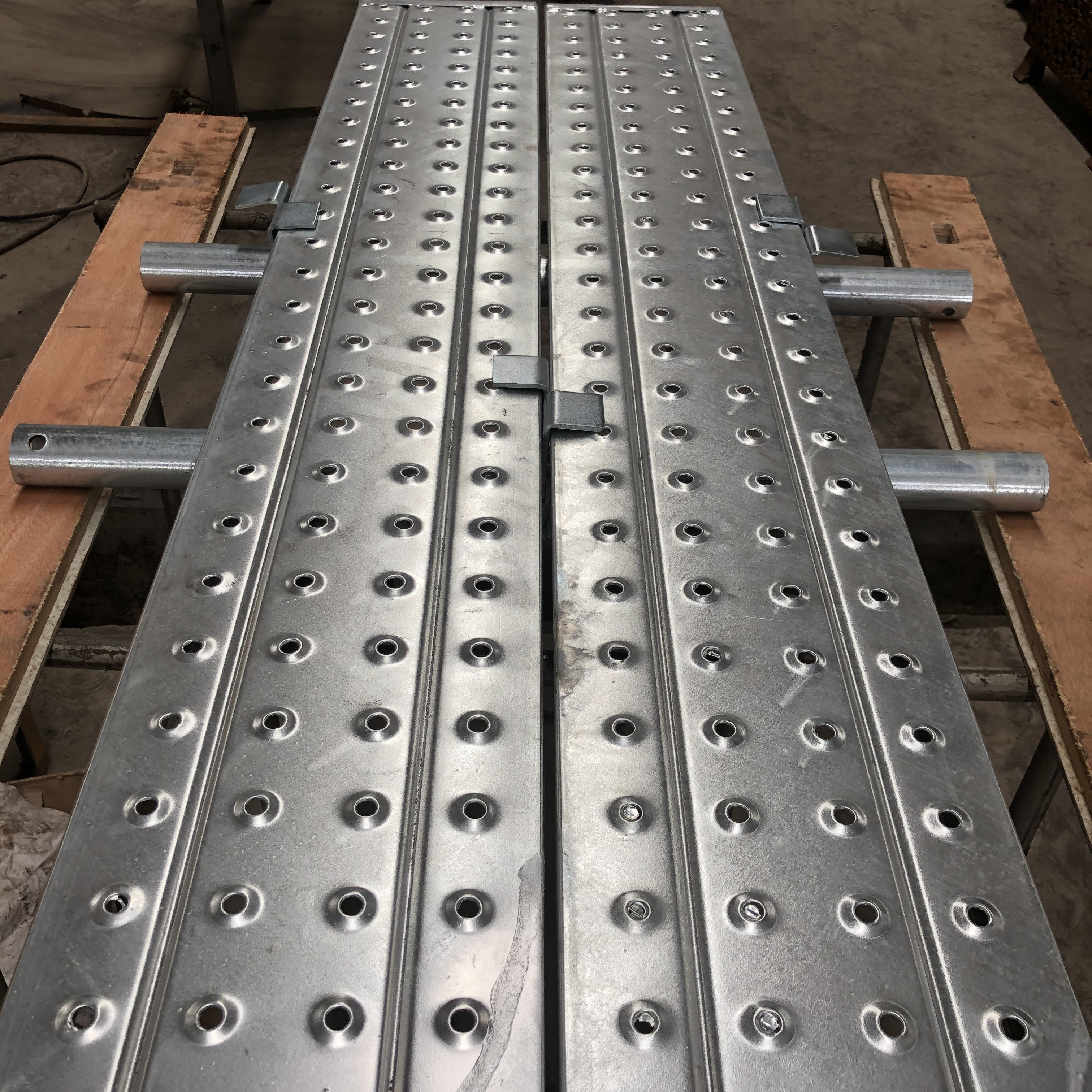 Łącznik mocujący do desek pakowanych 