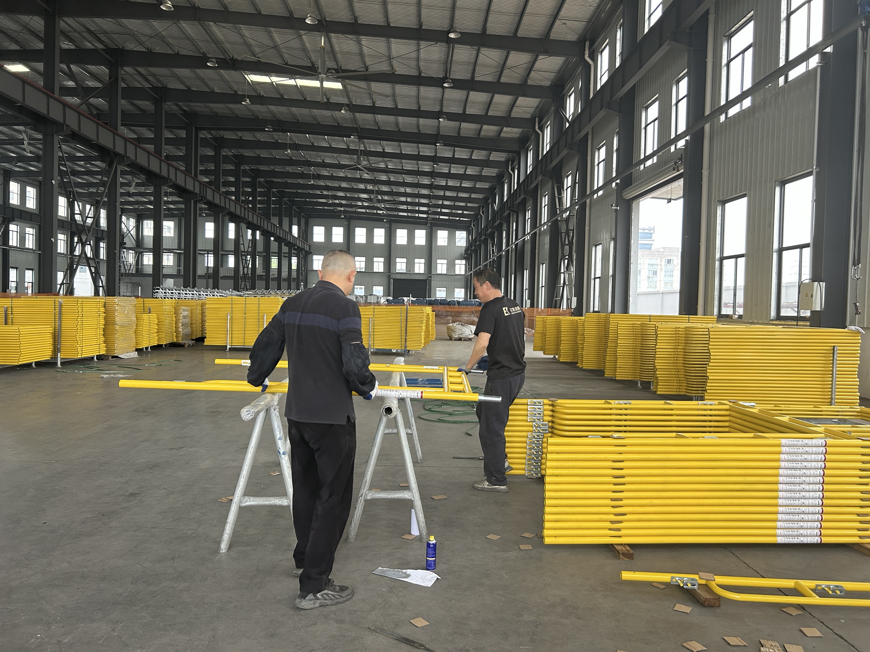 Przejdź przez rusztowanie 