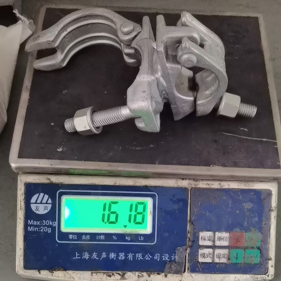 Zacisk do rusztowań w kształcie specjalnym 