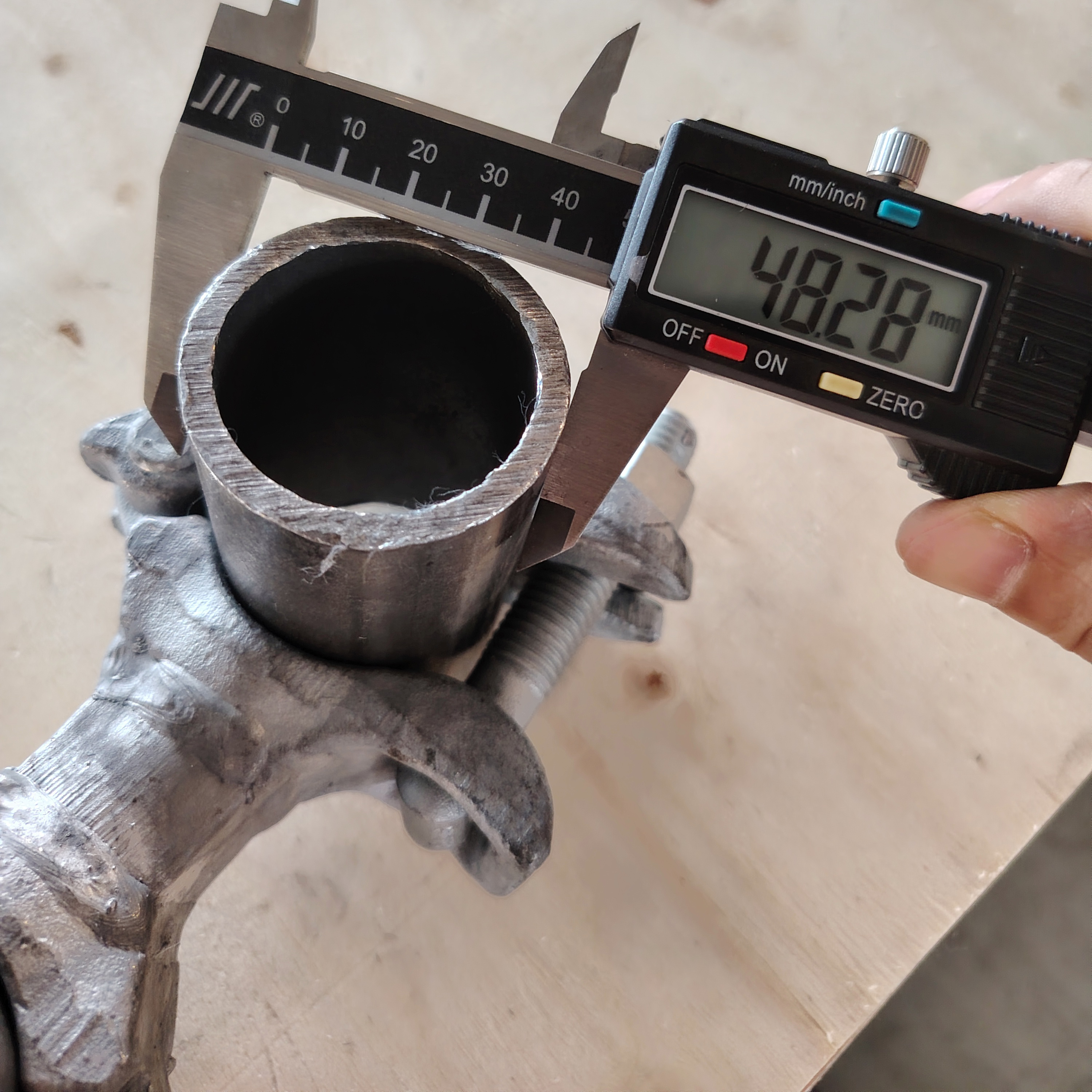 Łącznik dystansowy zacisku do rusztowań o specjalnym kształcie - 98 mm 