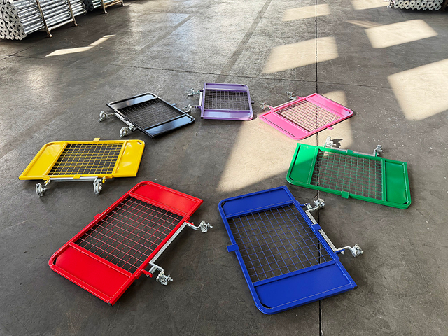 Kolorowa brama rusztowania