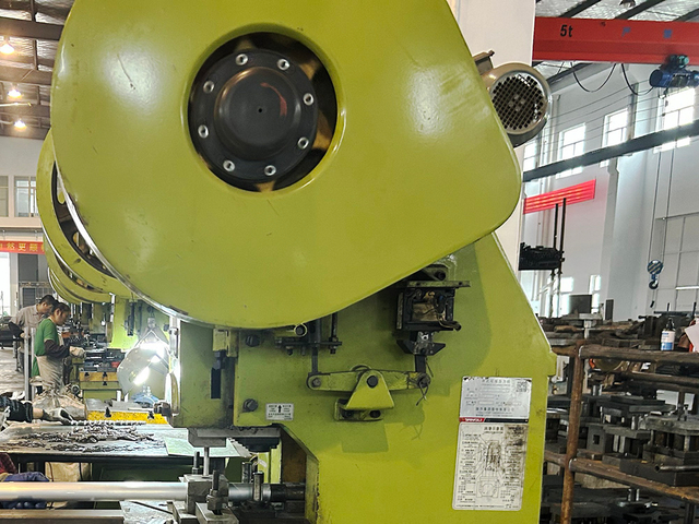 Aluminiowe uderzenie wiązki