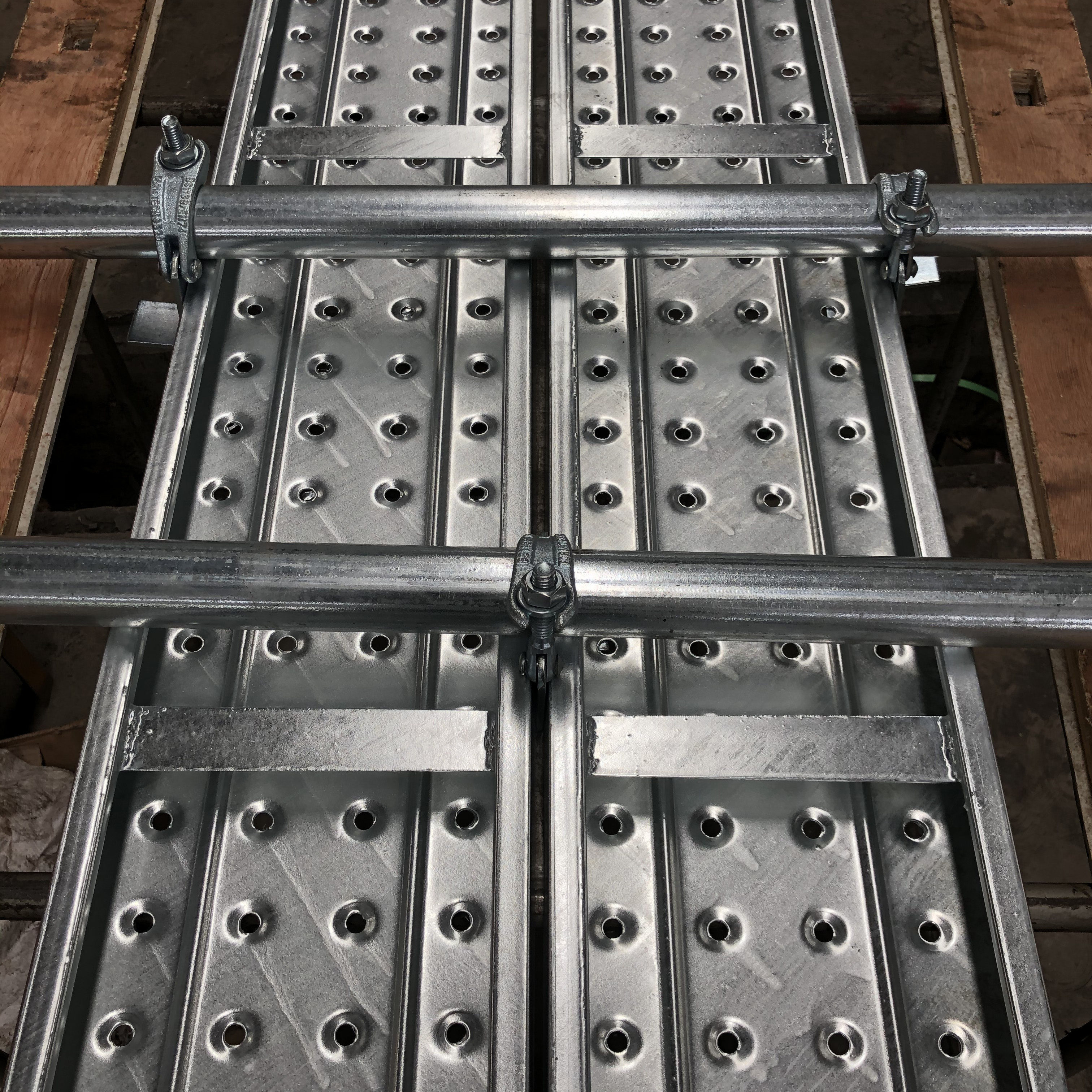 Łącznik mocujący do desek 