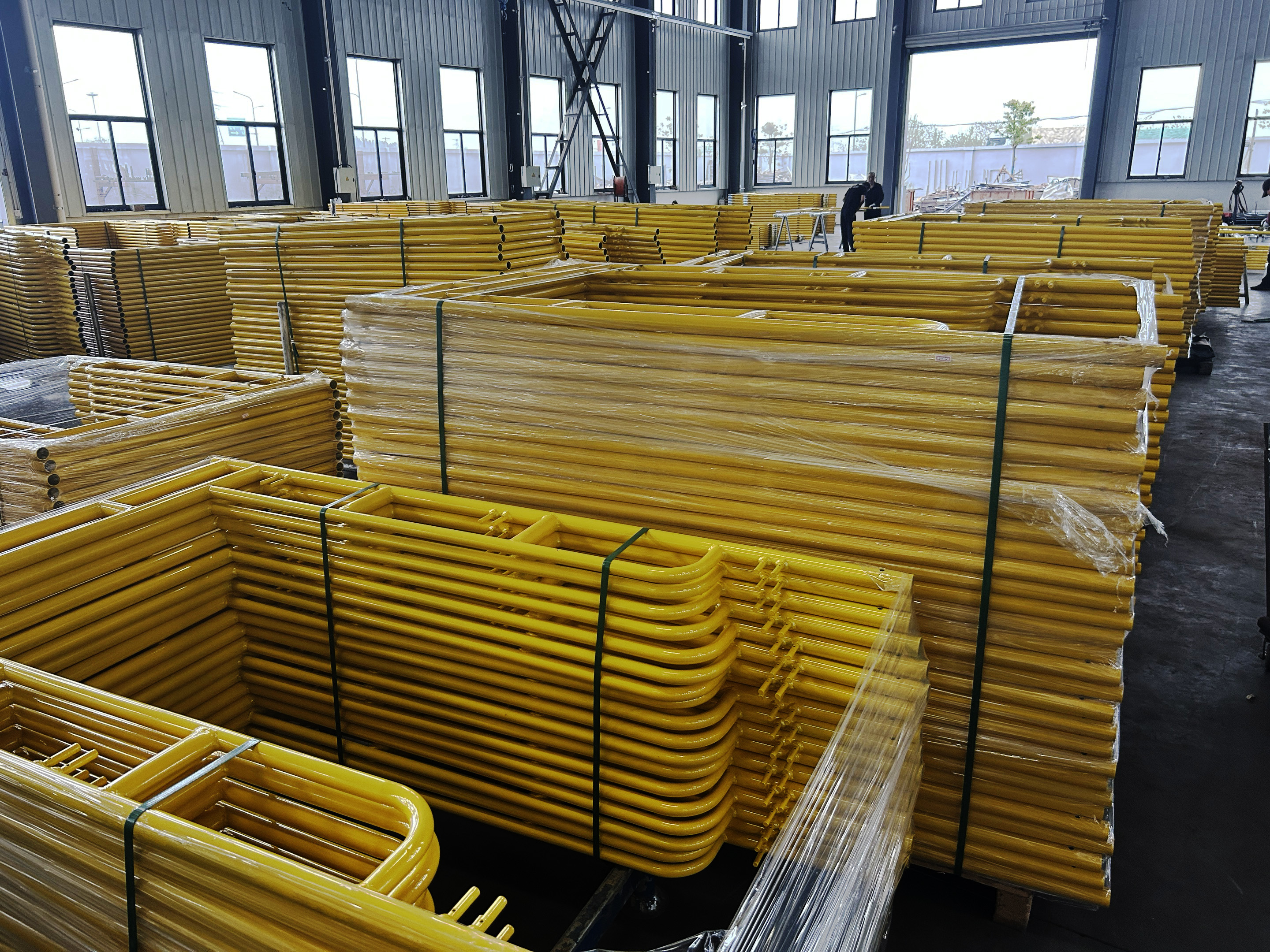 Spacer powlekany proszkiem przez ramę