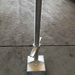Stalowe solidne rusztowanie u podnośnika