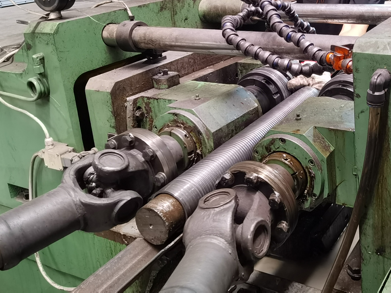 Obr&oacute;bka gładkiej stalowej rurki do gwintowanej rurki stalowej